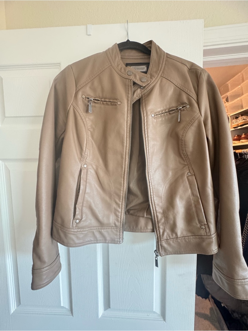 Super cute camel leather jacket in great condition.